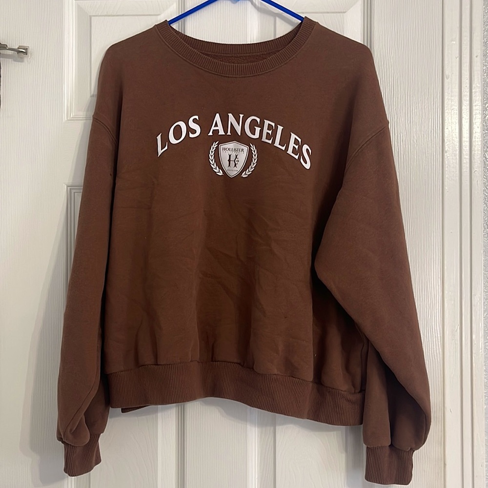 Brown sweater that say Los Angeles